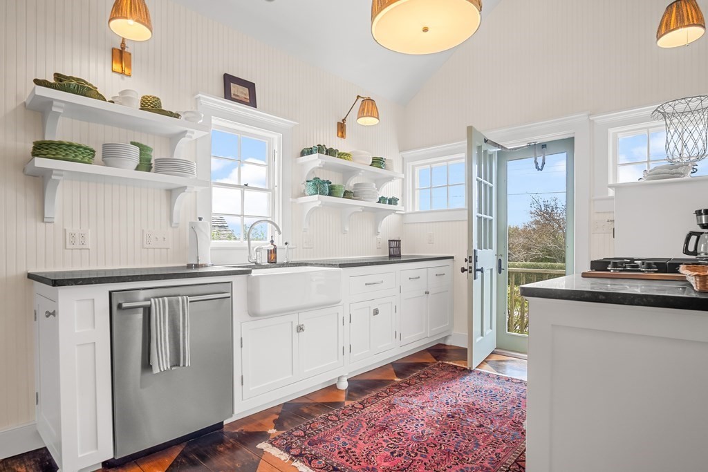 3 bed, 2 bath apartment for rent at 75 Baxter Rd, Nantucket — photo 8 of 24