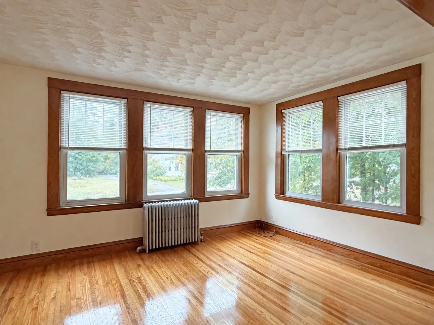 2 bed, 1 bath apartment for rent at 75 Dale St Unit 1, Waltham — photo 3 of 13