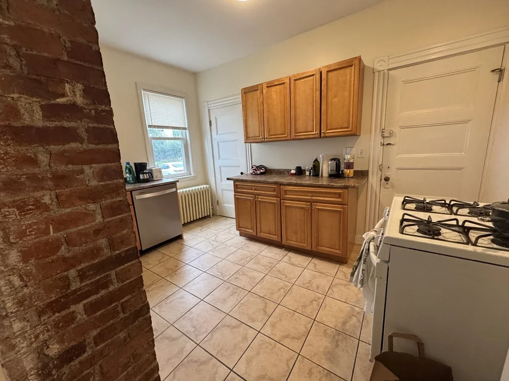 3 bed, 1 bath apartment for rent at 75 Elmira Unit -, Brighton — photo 6 of 14