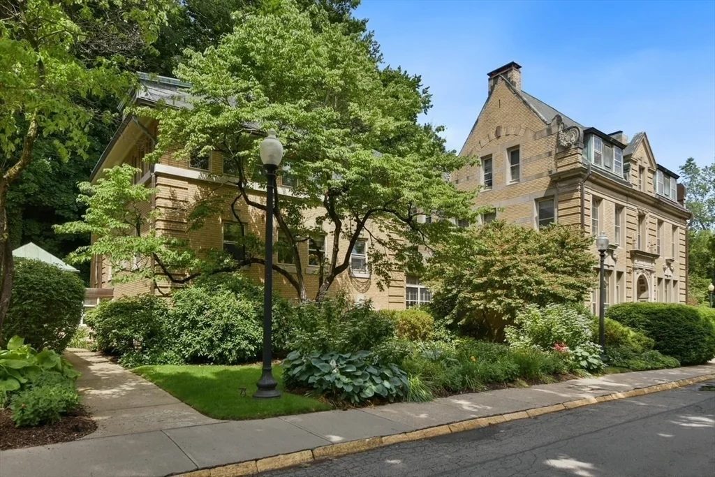 1 bed, 1 bath apartment for rent at 75 Glen Rd Unit B5, High Street Hill — photo 10 of 17