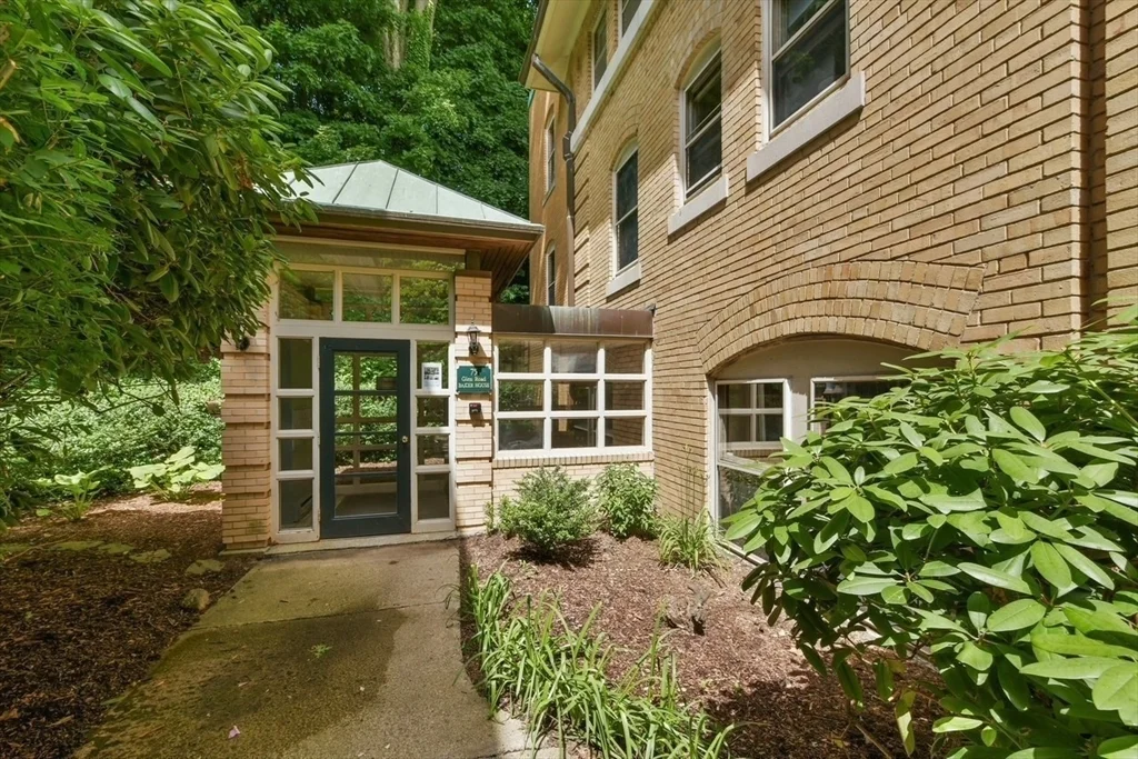 1 bed, 1 bath apartment for rent at 75 Glen Rd Unit B5, High Street Hill — photo 9 of 17