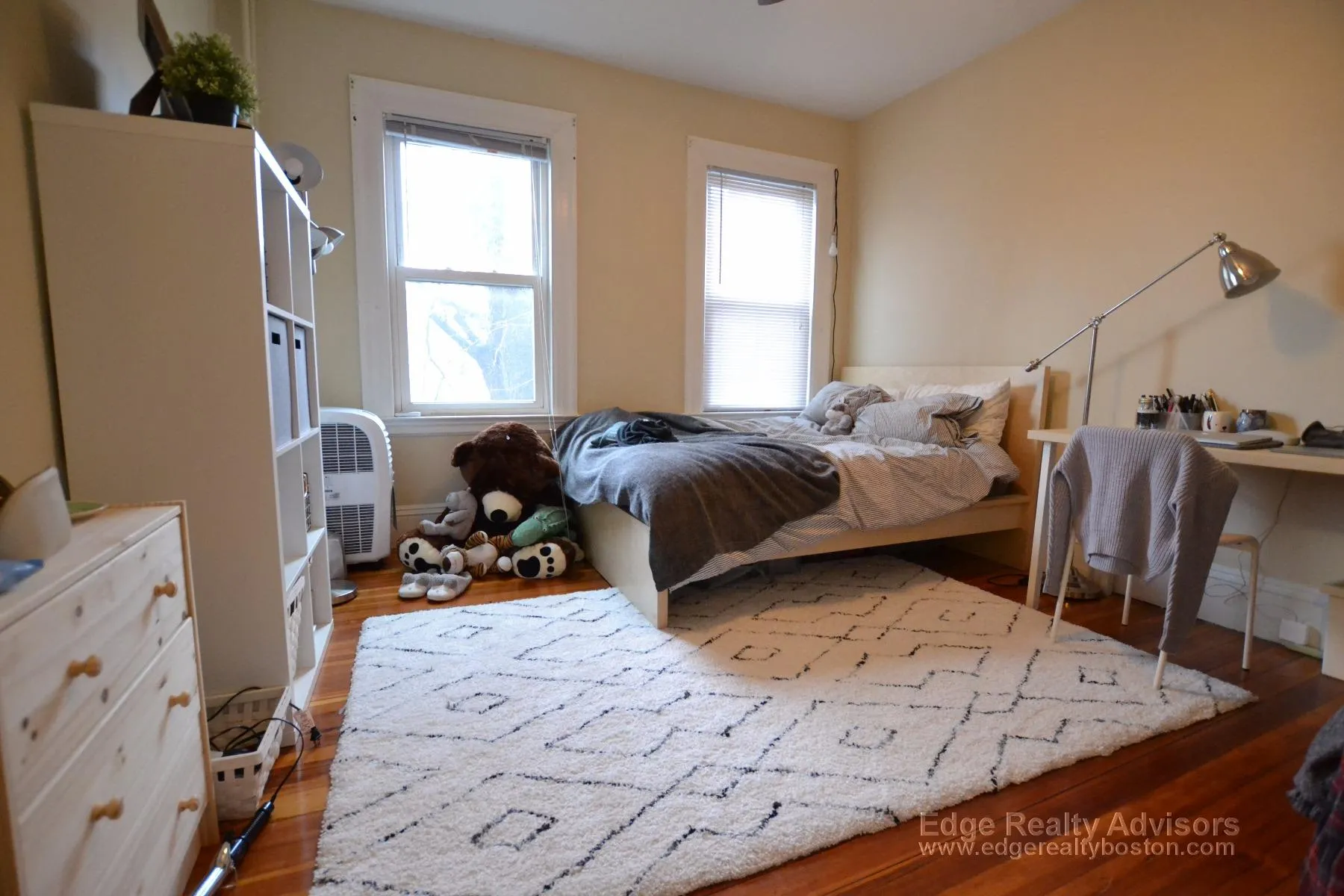 3 bed, 1 bath apartment for rent at 75 Leicester St Unit 1, Oak Square — photo 3 of 11