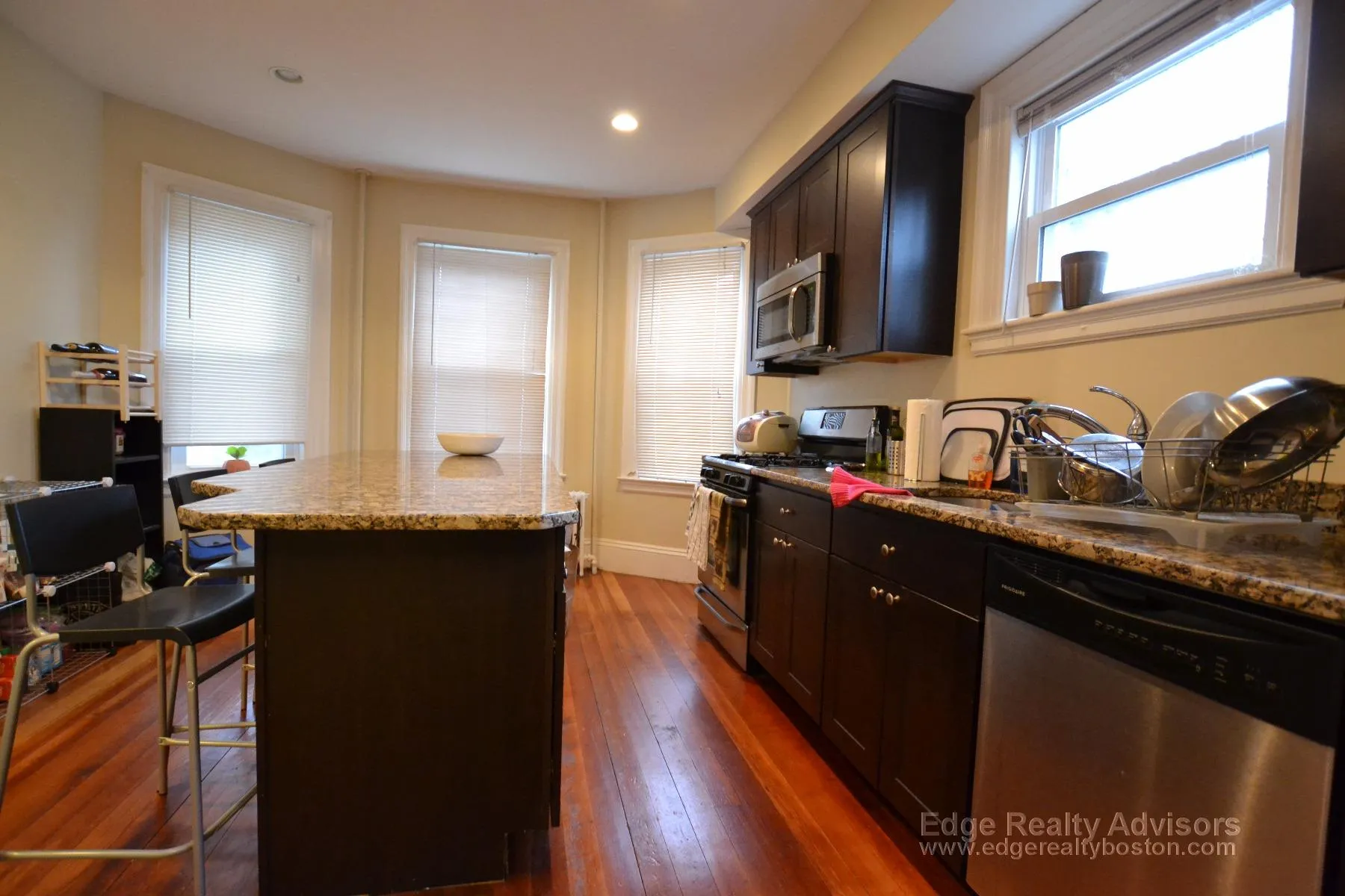 3 bed, 1 bath apartment for rent at 75 Leicester St Unit 1, Oak Square — photo 2 of 11