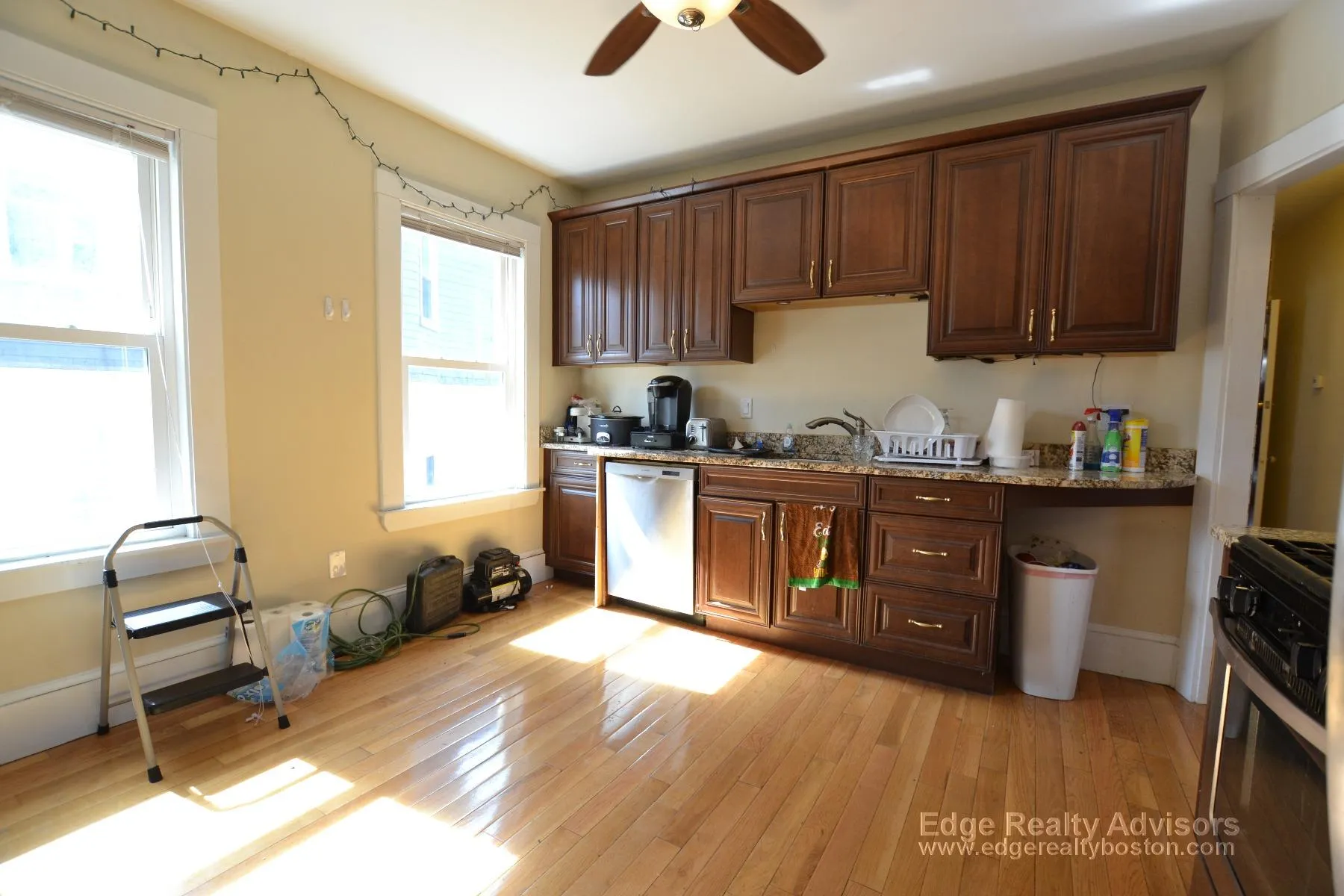 5 bed, 2 bath apartment for rent at 75 Leicester St Unit 2, Oak Square — photo 2 of 14