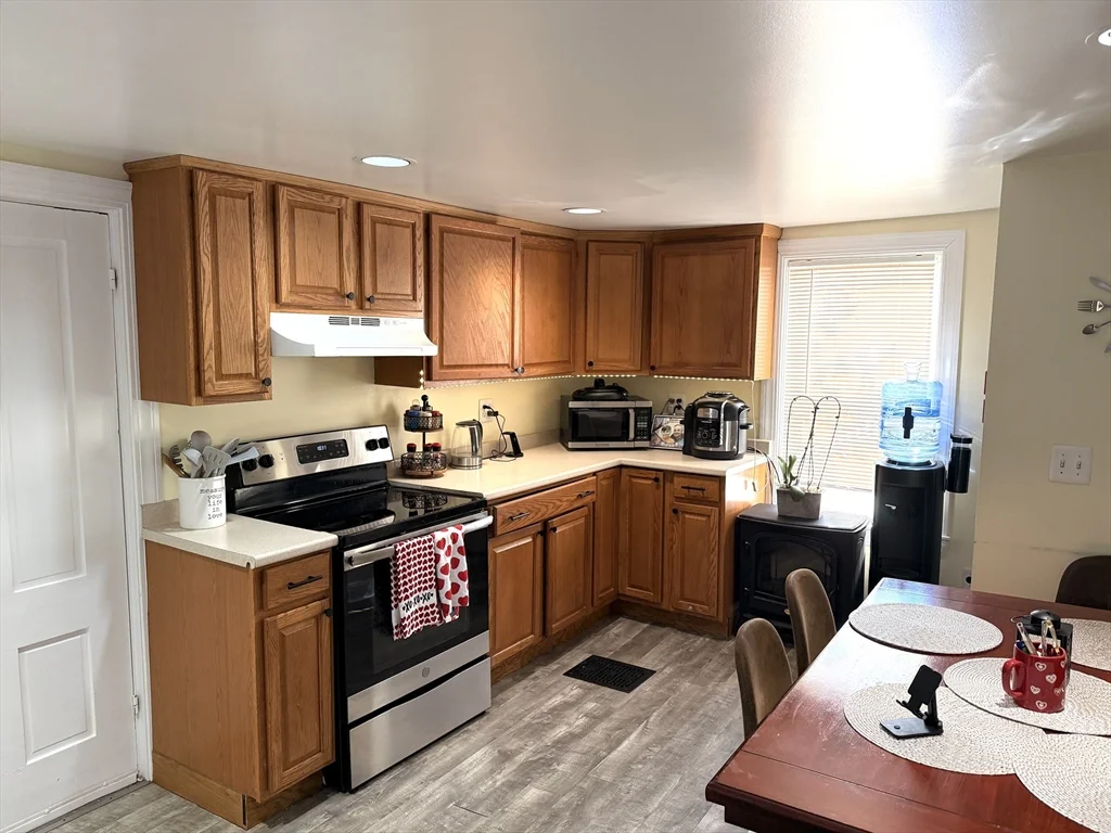 3 bed, 2 bath apartment for rent at 75 Lincoln St Unit 75, Waltham — photo 2 of 12