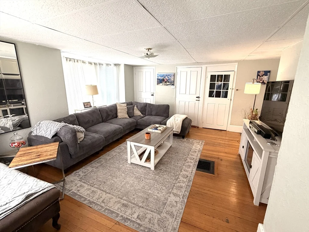 3 bed, 2 bath apartment for rent at 75 Lincoln St Unit 75, Waltham — photo 6 of 12