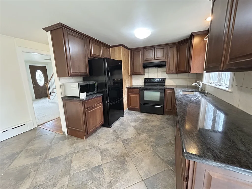 3 bed, 1 bath apartment for rent at 75 Marlboro Rd, Southborough — photo 14 of 18