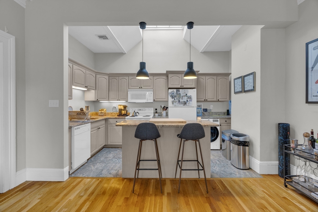 2 bed, 1 bath apartment for rent at 75 Newbury St Unit 41, Back Bay — photo 4 of 13