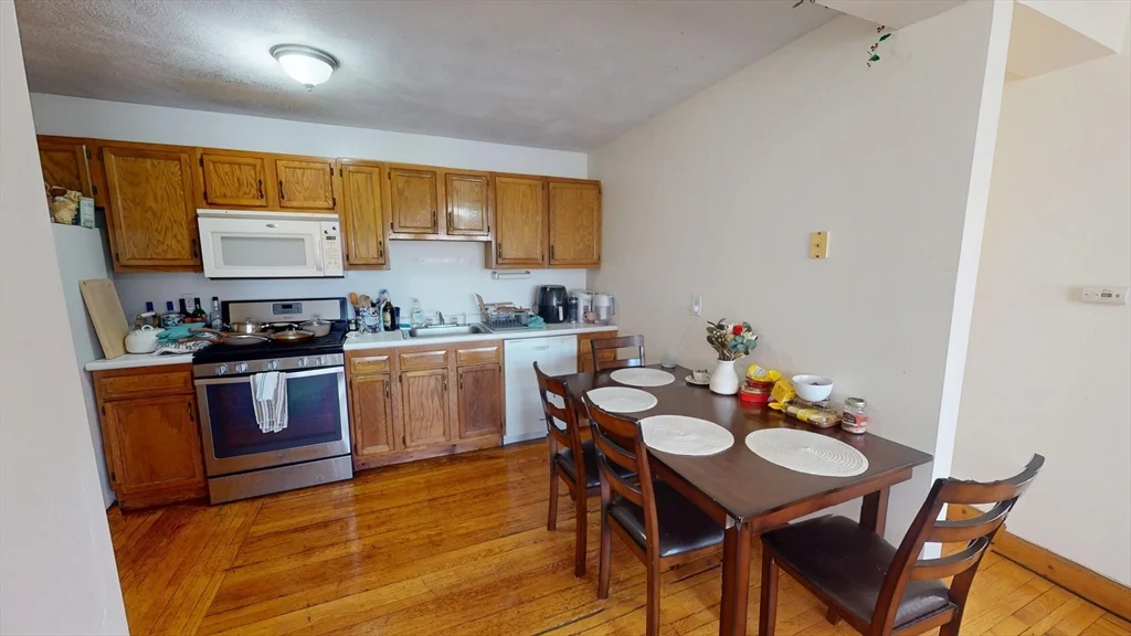 3 bed, 1 bath apartment for rent at 75 Nottinghill Unit 2A, Brighton — photo 4 of 10