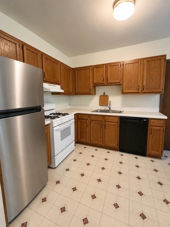 2 bed, 1 bath apartment for rent at 75 Nottinghill Unit 9, Brighton — photo 2 of 8