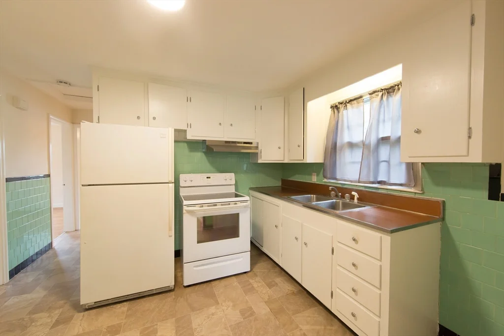 3 bed, 1 bath apartment for rent at 75 Osceola Ave, Burncoat — photo 3 of 11