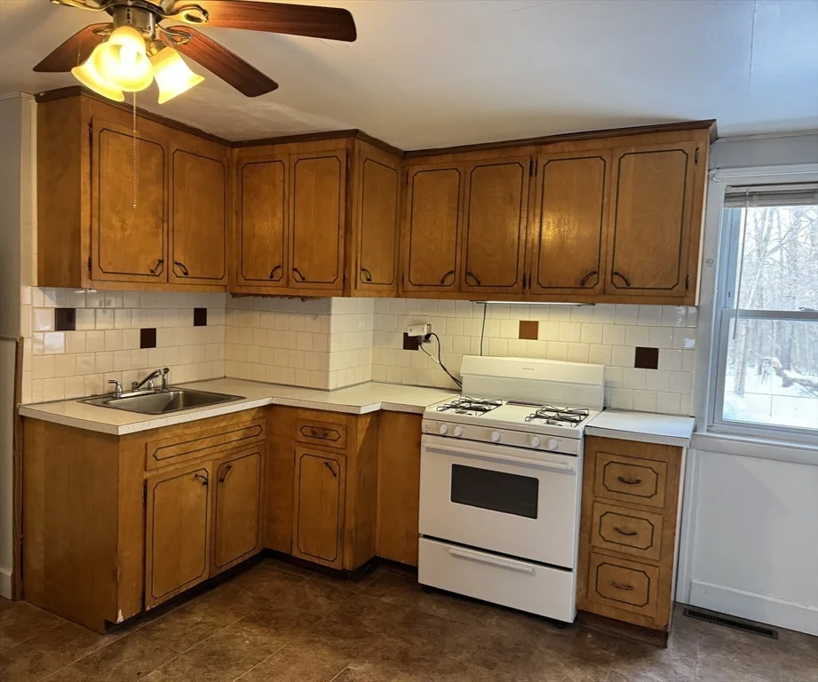 2 bed, 1 bath apartment for rent at 75 Packard St Unit 2, North Stoughton — photo 9 of 23