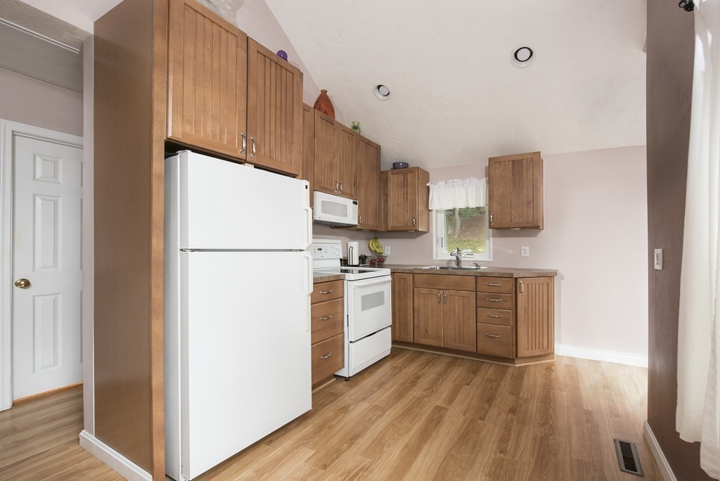 1 bed, 1 bath apartment for rent at 75 Saugus Ave Unit 1, Saugus — photo 3 of 11