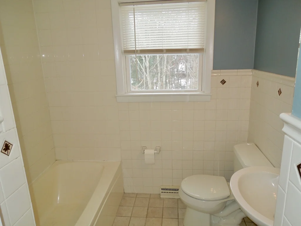2 bed, 1 bath apartment for rent at 75 Seven Hills Rd, Plymouth — photo 5 of 9