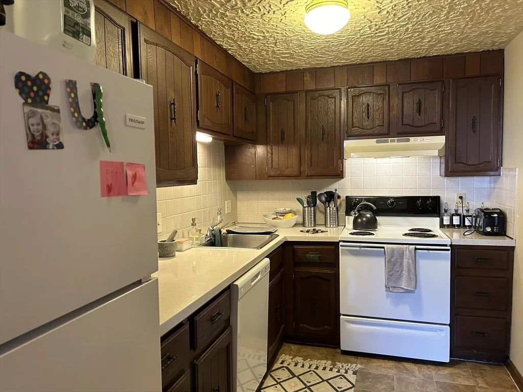 1 bed, 1 bath apartment for rent at 75 Winthrop St Unit 11, Everett — photo 2 of 8