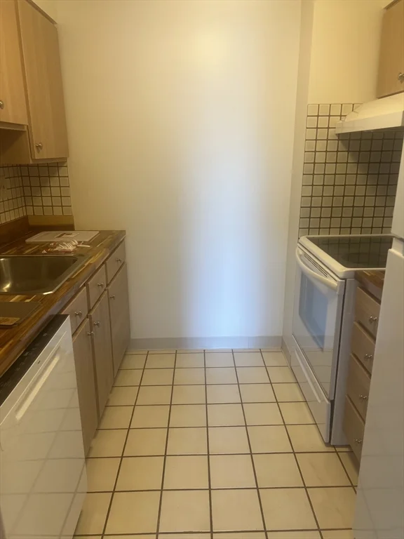 2 bed, 1 bath apartment for rent at 750 Davol St Unit 221, Fall River — photo 2 of 21