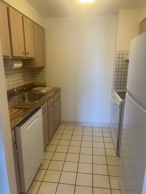 2 bed, 1 bath apartment for rent at 750 Davol St Unit 221, Fall River — photo 9 of 21
