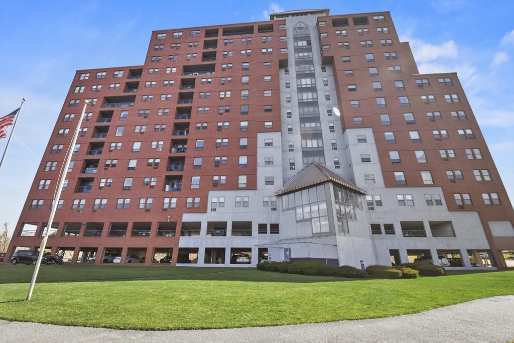2 bed, 1 bath apartment for rent at 750 Davol St Unit 624, Fall River — photo 3 of 11