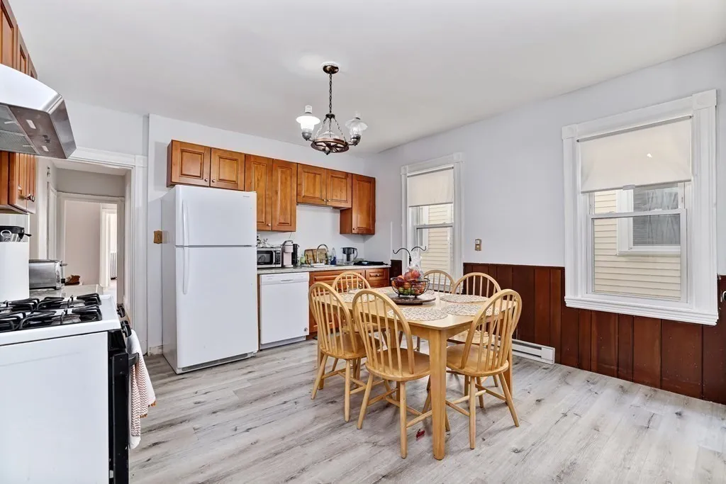 4 bed, 1 bath apartment for rent at 753 Boylston St Unit 2, Chestnut Hill — photo 4 of 33