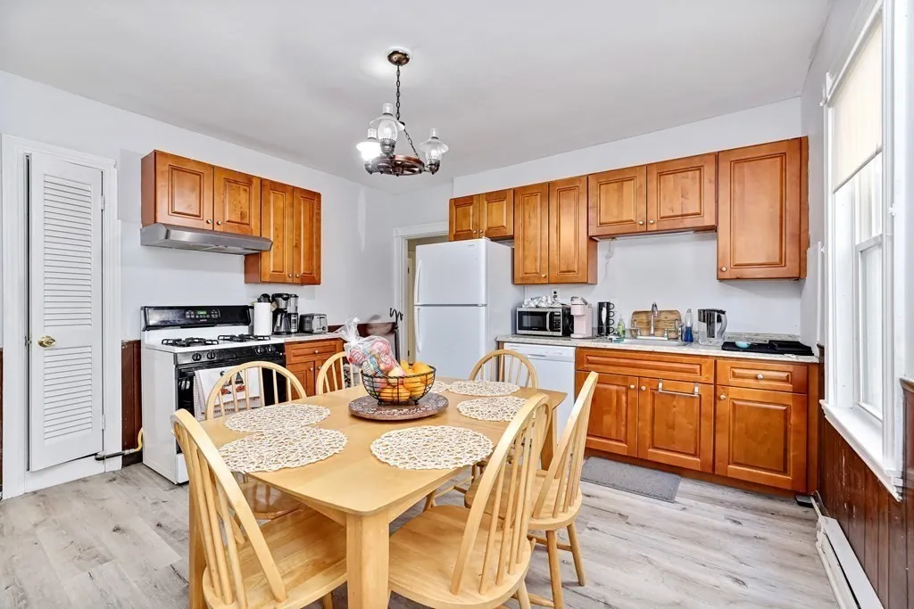 4 bed, 1 bath apartment for rent at 753 Boylston St Unit 2, Chestnut Hill — photo 3 of 33