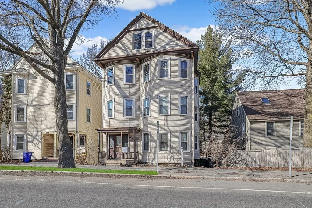 4 bed, 1 bath apartment for rent at 753 Boylston St Unit 2, Chestnut Hill — photo 2 of 33