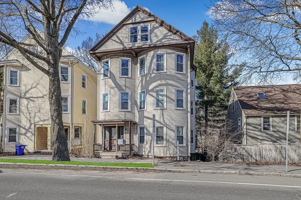 4 bed, 1 bath apartment for rent at 753 Boylston St Unit 3, Chestnut Hill