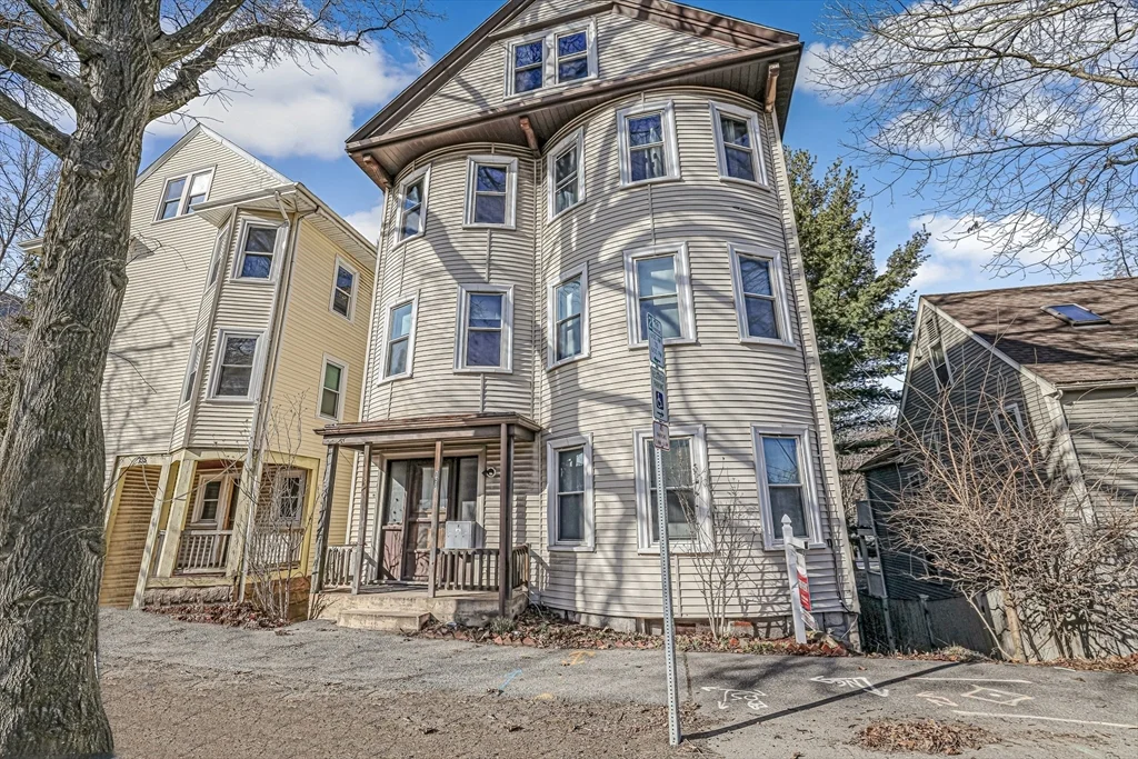 4 bed, 1 bath apartment for rent at 753 Boylston St Unit 3, Chestnut Hill — photo 2 of 14