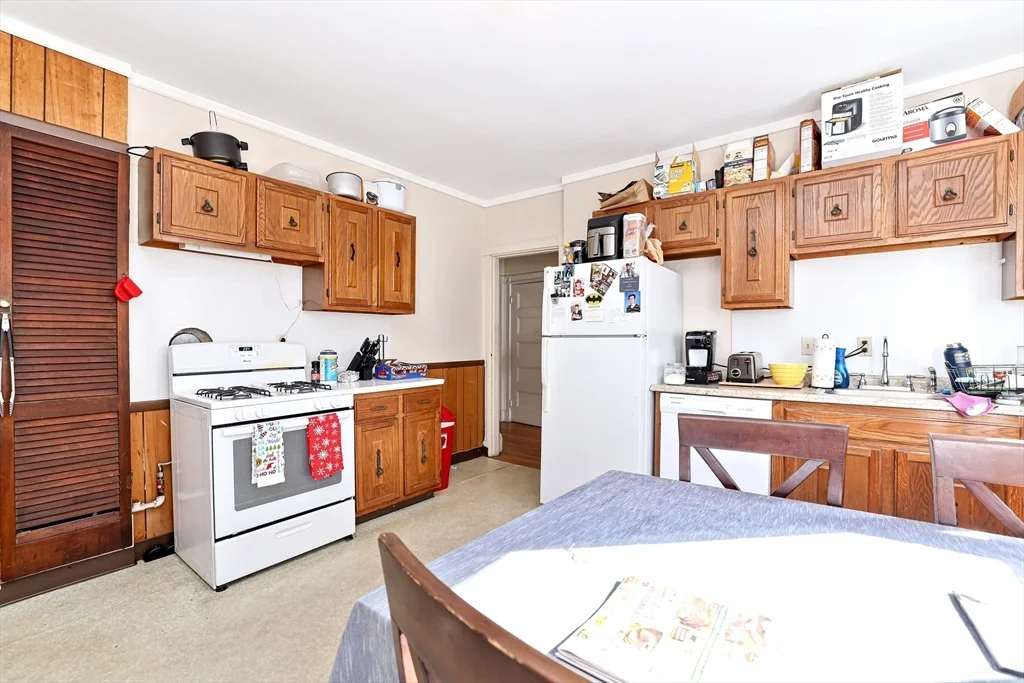 4 bed, 1 bath apartment for rent at 753 Boylston St Unit 3, Chestnut Hill — photo 4 of 14