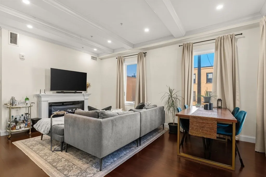 3 bed, 2 bath apartment for rent at 753 E Broadway Unit B, South Boston — photo 4 of 17
