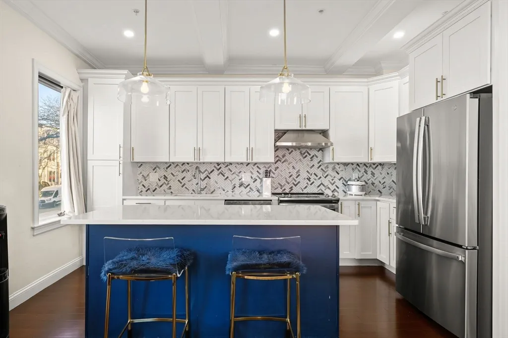 3 bed, 2 bath apartment for rent at 753 E Broadway Unit B, South Boston — photo 2 of 17