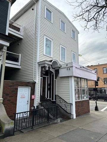 3 bed, 2 bath apartment for rent at 753 East Broadway Unit 3, South Boston