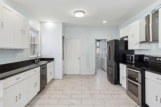 3 bed, 1 bath apartment for rent at 76 19th St Unit A, Lowell — photo 2 of 12