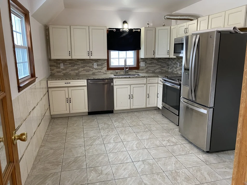 3 bed, 1 bath apartment for rent at 76 19th St Unit B, Lowell — photo 8 of 18