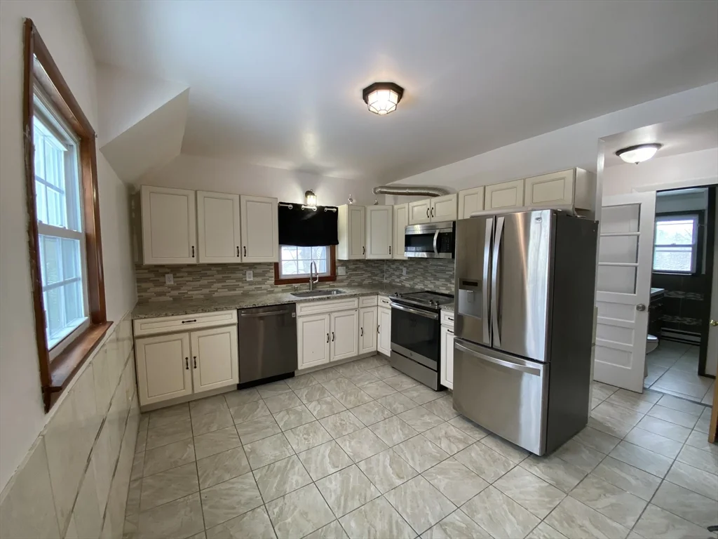 3 bed, 1 bath apartment for rent at 76 19th St Unit B, Lowell — photo 9 of 18