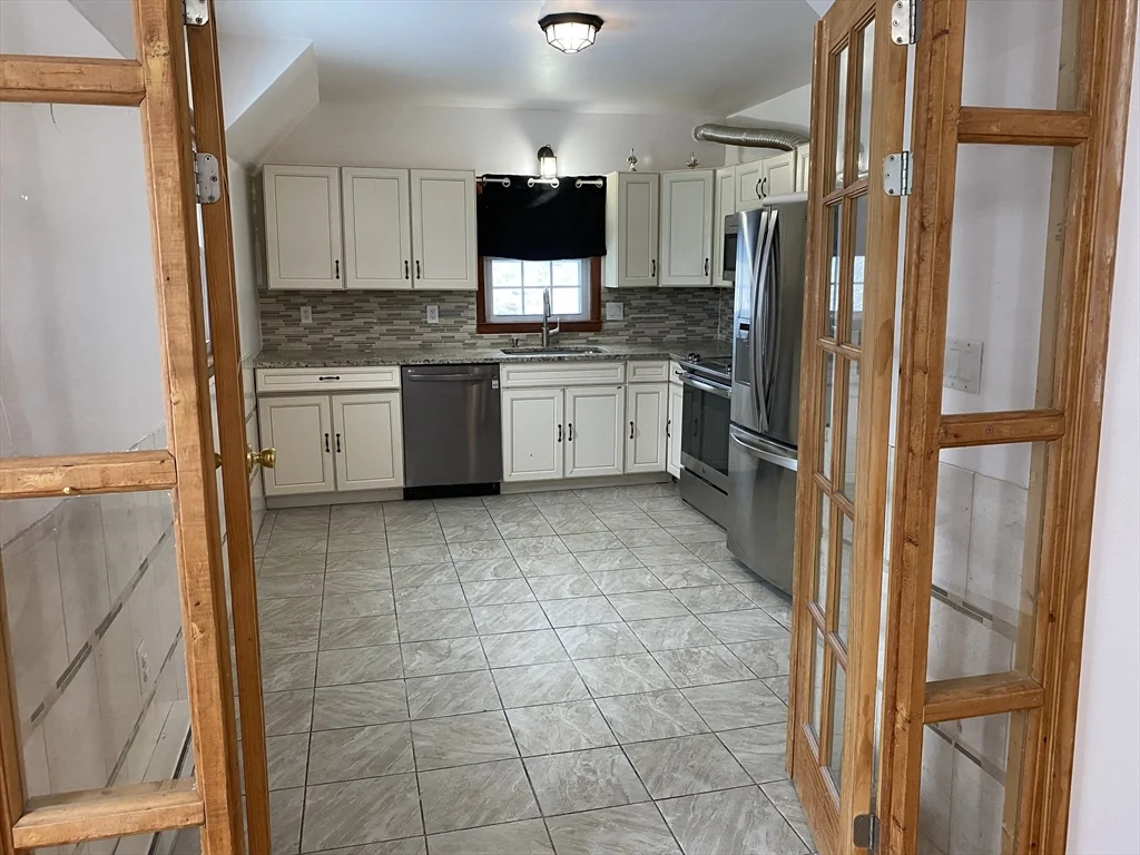 3 bed, 1 bath apartment for rent at 76 19th St Unit B, Lowell — photo 7 of 18