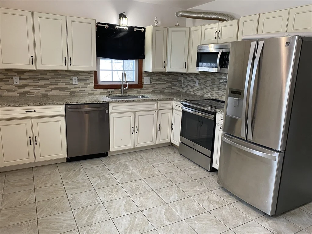 3 bed, 1 bath apartment for rent at 76 19th St Unit B, Lowell — photo 10 of 18