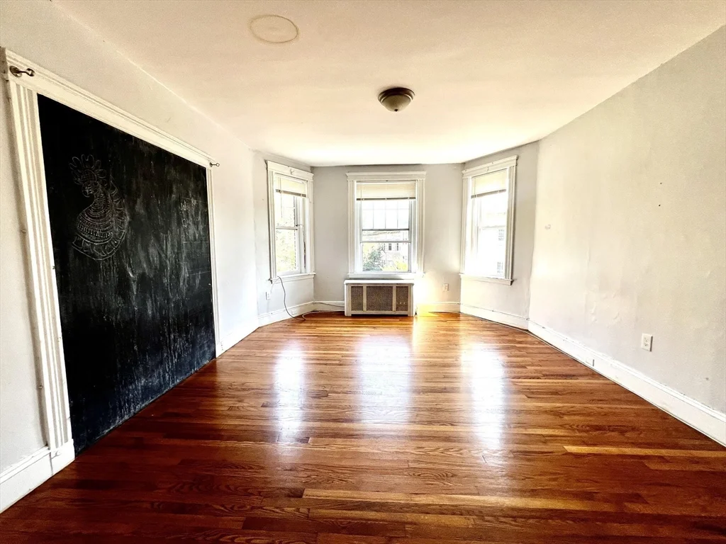 5 bed, 1 bath apartment for rent at 76 Babcock St Unit 3, Coolidge Corner — photo 2 of 23