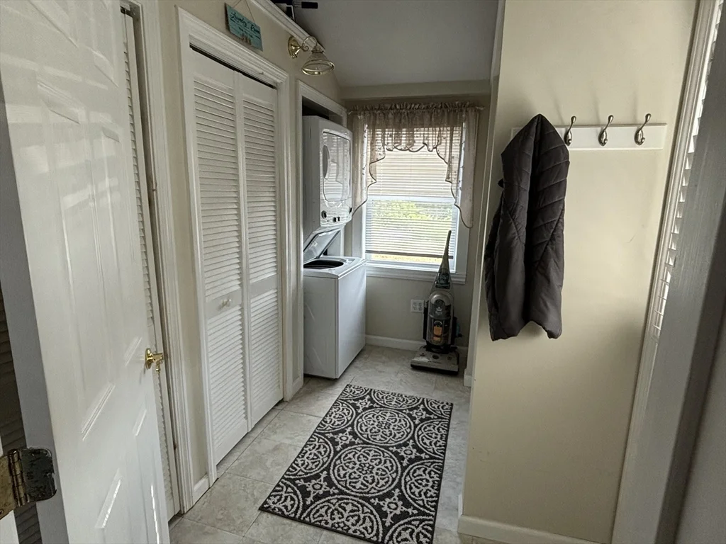 3 bed, 1 bath apartment for rent at 76 Bayberry Rd, Marshfield — photo 8 of 13