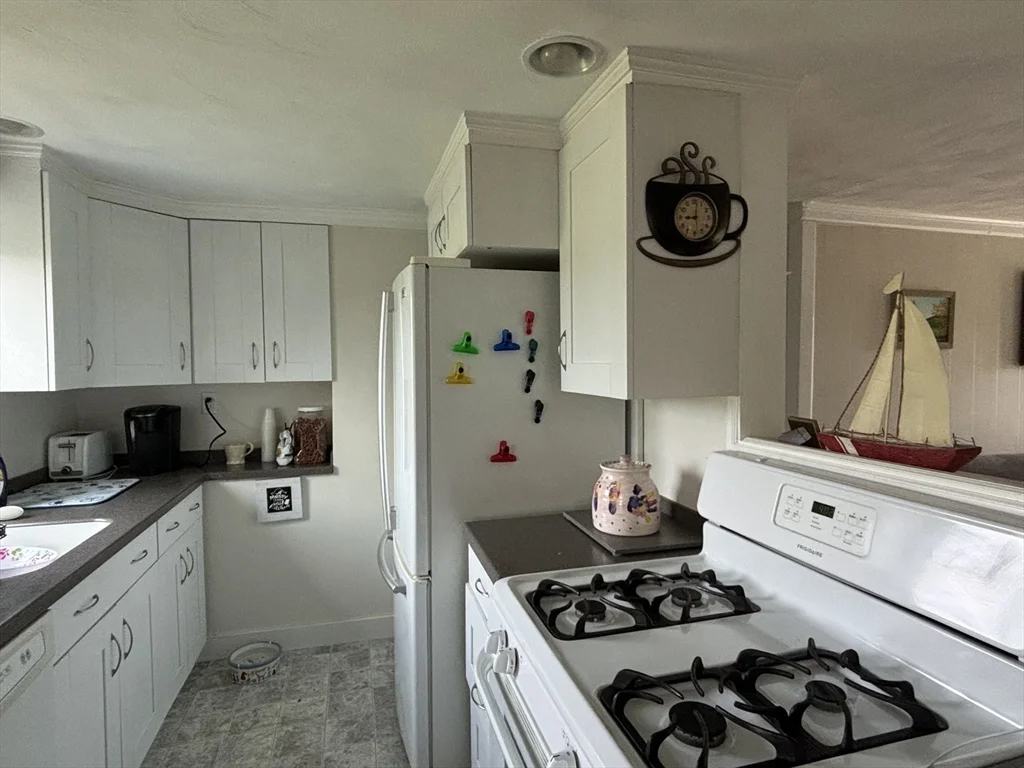 3 bed, 1 bath apartment for rent at 76 Bayberry Rd, Marshfield — photo 4 of 13