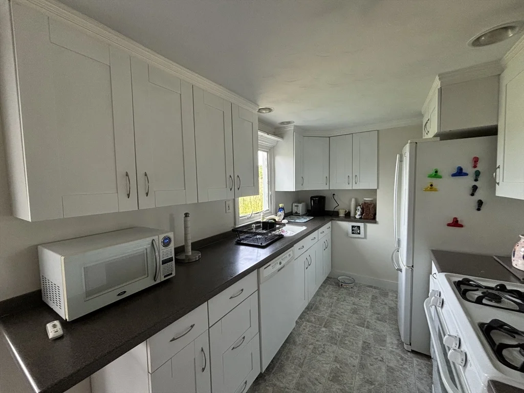 3 bed, 1 bath apartment for rent at 76 Bayberry Rd, Marshfield — photo 3 of 13