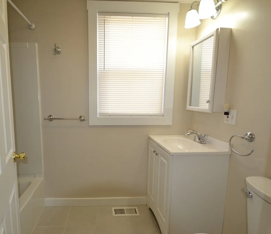 1 bed, 1 bath apartment for rent at 76 Brown St Unit 2, South Waltham — photo 3 of 8
