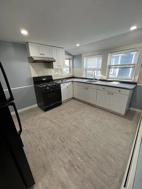3 bed, 1 bath apartment for rent at 76 Centre Unit 3, Boston — photo 1 of 9