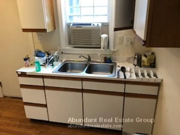 3 bed, 1 bath apartment for rent at 76 College Ave Unit sf, Tufts — photo 5 of 7