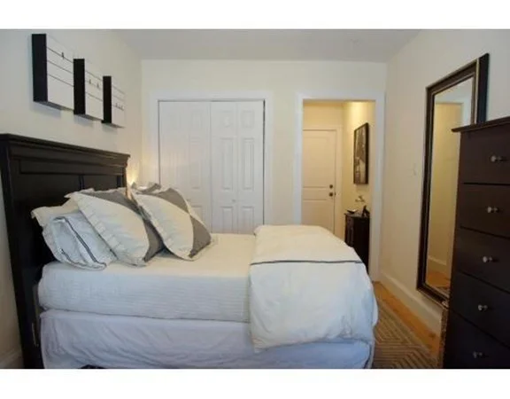 Studio bed, 1 bath apartment for rent at 76 Commonwealth Ave Unit 11, Back Bay — photo 4 of 5