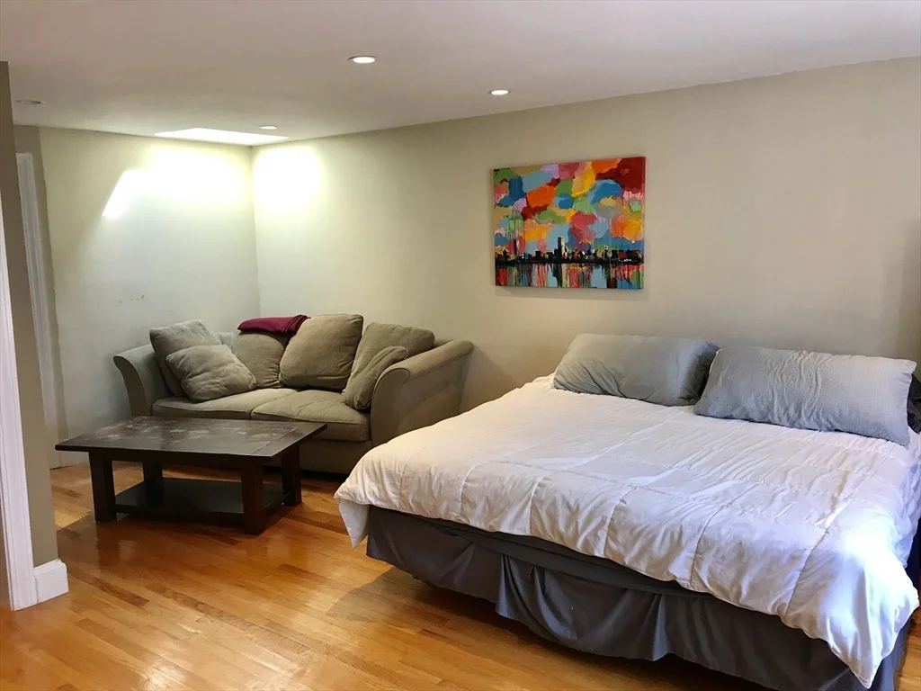 Studio bed, 1 bath apartment for rent at 76 Commonwealth Ave Unit 12, Back Bay — photo 5 of 8