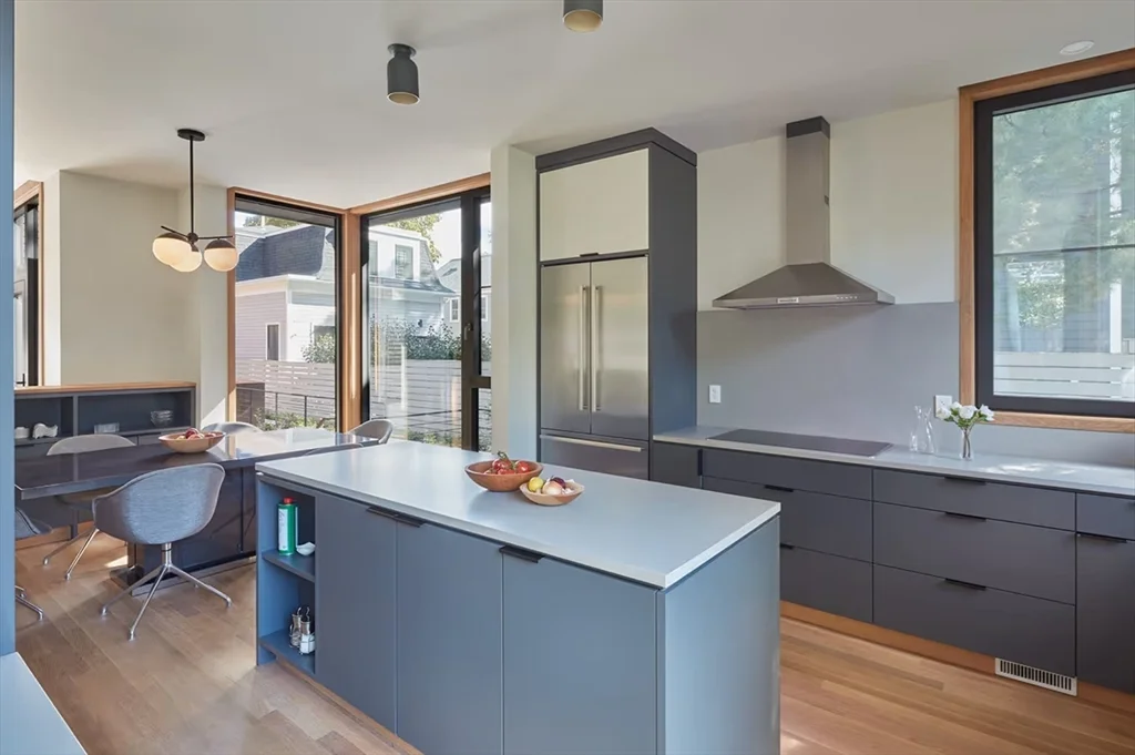 4 bed, 3 bath apartment for rent at 76 Holworthy St, Strawberry Hill — photo 4 of 19
