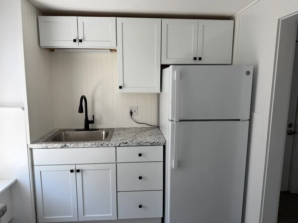 2 bed, 1 bath apartment for rent at 76 Lowell St Unit A, Peabody — photo 3 of 10