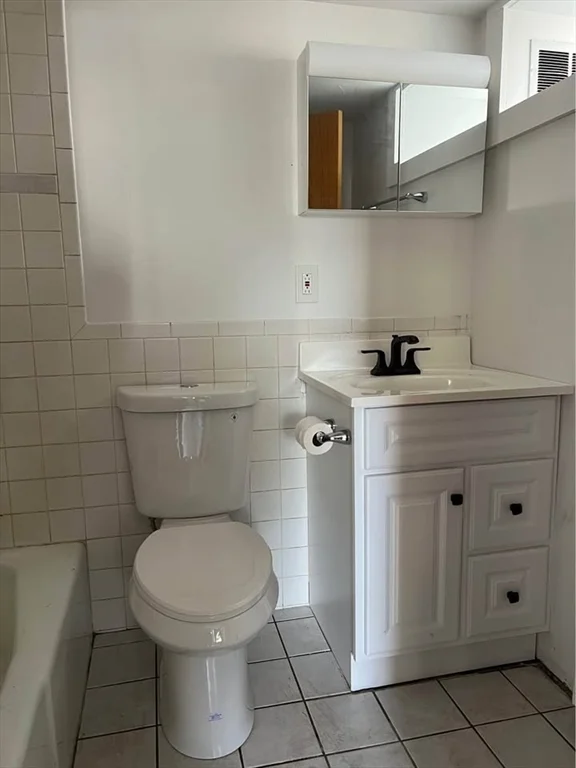 Studio bed, 1 bath apartment for rent at 76 Lowell St Unit B, Peabody — photo 3 of 6