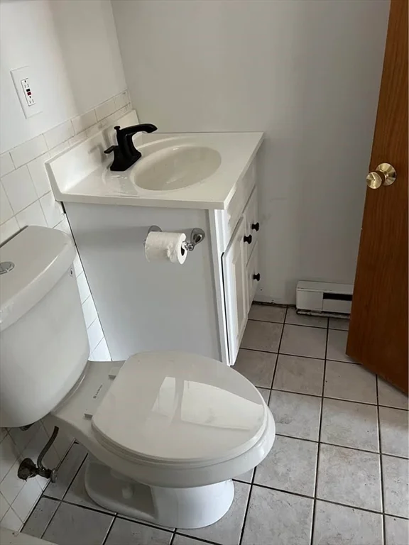 Studio bed, 1 bath apartment for rent at 76 Lowell St Unit B, Peabody — photo 2 of 6