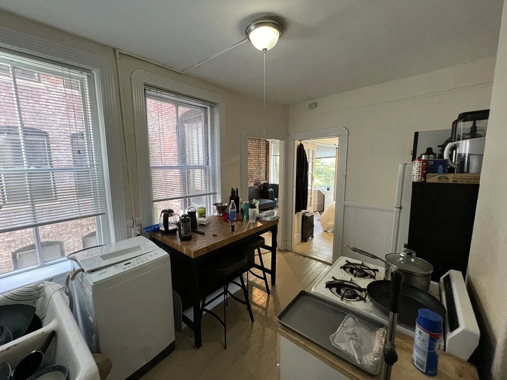 Studio bed, 1 bath apartment for rent at 76 Myrtle St Unit 2, Beacon Hill — photo 4 of 12